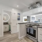 Ocean Views! Steps From Victoria Beach, Lux Design