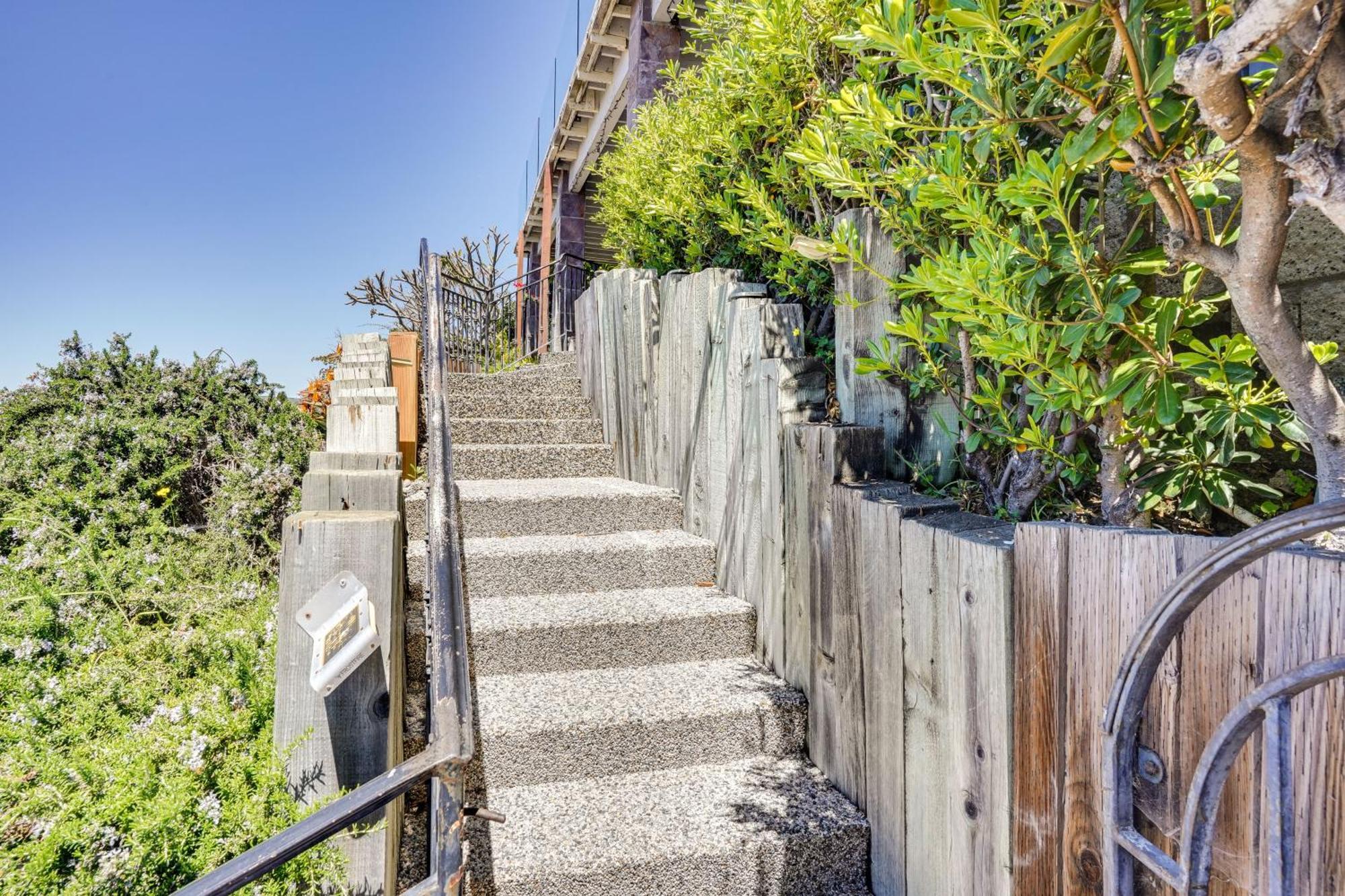 Laguna Getaway With Patio And Clear Ocean Views!