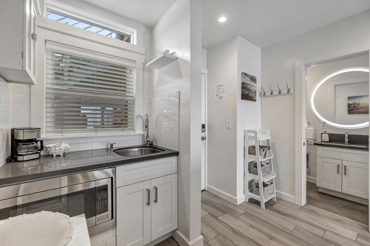 Ocean Views! Steps From Victoria Beach, Lux Design